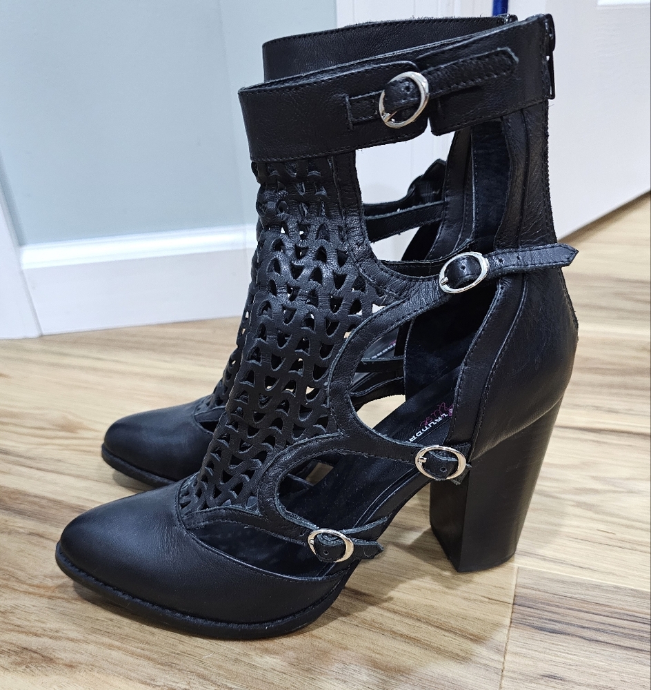 Black leather heels, sz. 9